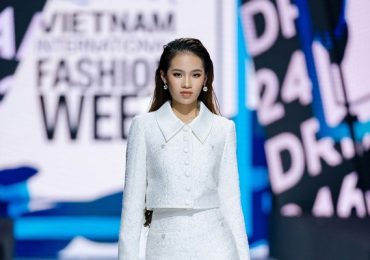 Bảo Hà mở màn đầy ấn tượng, là ‘nàng thơ chốn công sở’ của Adrian Anh Tuấn