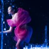 Bảo Hà catwalk trong mưa, hóa nàng tiên cá xinh đẹp với đôi chân dài thẳng tắp