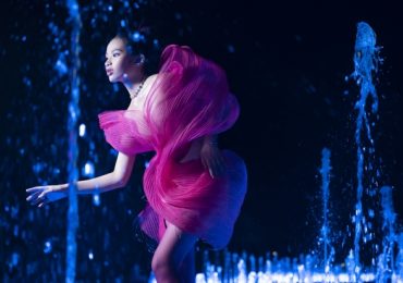 Bảo Hà catwalk trong mưa, hóa nàng tiên cá xinh đẹp với đôi chân dài thẳng tắp