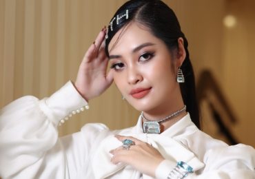 Hoa hậu Nông Thúy Hằng diện trang sức 5 tỷ đồng dự sự kiện