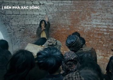 ‘Bến phà xác sống’ gợi nhớ phân cảnh ấn tượng với hình tượng người mẹ hy sinh hết lòng cho con