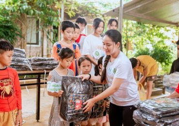 Bella Vũ trao quà năm học mới cho trẻ em Hà Giang