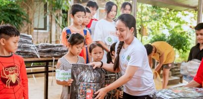 Bella Vũ trao quà năm học mới cho trẻ em Hà Giang