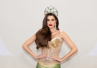 ‘Hoa hậu đẹp nhất thế giới’ thắp sáng thảm đỏ Miss Grand Vietnam 2023