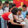 Cát Tường rơi nước mắt liên tục trong chuyến thăm các em có hoàn cảnh khó khăn