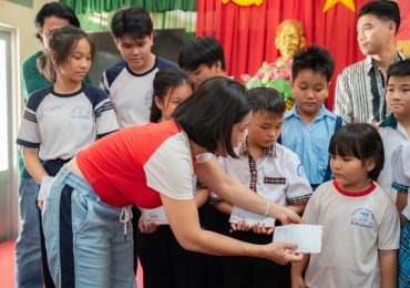 Cát Tường rơi nước mắt liên tục trong chuyến thăm các em có hoàn cảnh khó khăn