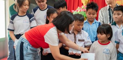 Cát Tường rơi nước mắt liên tục trong chuyến thăm các em có hoàn cảnh khó khăn