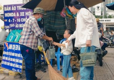 ‘Mẹ một con’ Trà Ngọc Hằng tích cực đi làm từ thiện