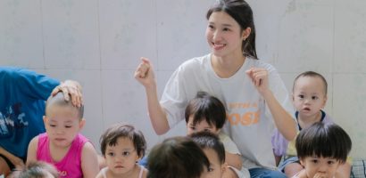 Á hậu Phương Nhi mặt mộc làm từ thiện