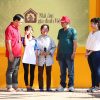 Quyền Linh, Hương Tươi và Chiến Thắng tặng tiền cho trẻ mồ côi