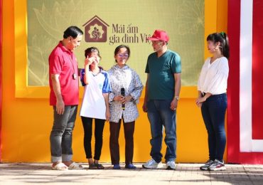 Quyền Linh, Hương Tươi và Chiến Thắng tặng tiền cho trẻ mồ côi