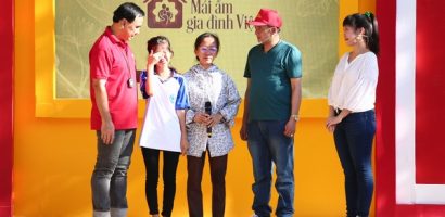 Quyền Linh, Hương Tươi và Chiến Thắng tặng tiền cho trẻ mồ côi