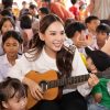 Hoa hậu Mai Phương đàn hát cho trẻ em miền núi
