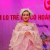 Việt Hương tặng bánh và lồng đèn cho 600 em nhỏ có hoàn cảnh khó khăn