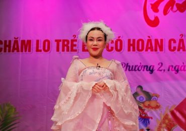 Việt Hương tặng bánh và lồng đèn cho 600 em nhỏ có hoàn cảnh khó khăn