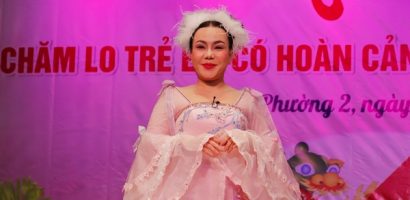 Việt Hương tặng bánh và lồng đèn cho 600 em nhỏ có hoàn cảnh khó khăn