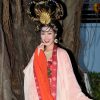 Hoa hậu Khánh Vân hóa thân thành Hằng Nga chơi đùa cùng các em nhỏ 