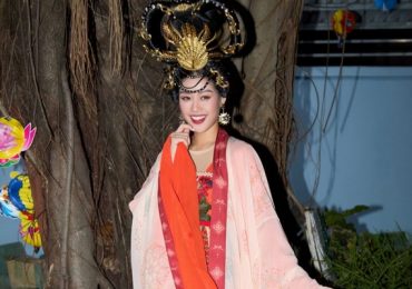 Hoa hậu Khánh Vân hóa thân thành Hằng Nga chơi đùa cùng các em nhỏ 
