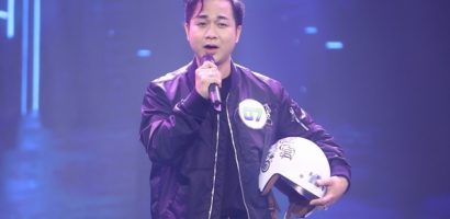 Quách Tuấn Du gây bất ngờ khi đội mũ bảo hiểm lên sân khấu  
