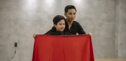 Mẹ vắng nhà ba là siêu nhân: ‘Tua ngược’ những khoảnh khắc xúc động của các ông bố siêu nhân