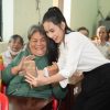 Á hậu Ngọc Hằng hát tặng các cụ già tại viện dưỡng lão