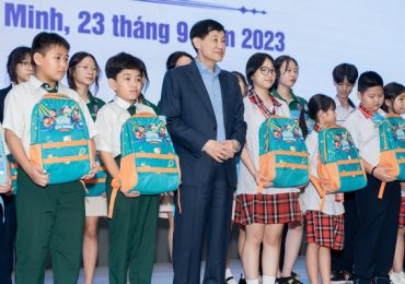 Ông Johnathan Hạnh Nguyễn, Tiên Nguyễn trao học bổng dự án ‘Ươm mầm tương lai’