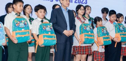 Ông Johnathan Hạnh Nguyễn, Tiên Nguyễn trao học bổng dự án ‘Ươm mầm tương lai’