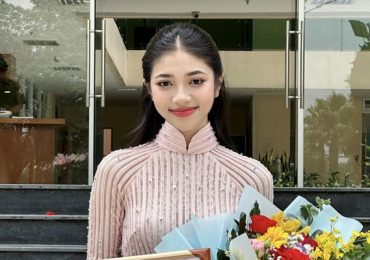 Á hậu Minh Kiên được trường Đại học khen thưởng trong ngày Lễ khai giảng