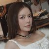 Nhã Kỳ tạo dáng bên trang sức kim cương hàng tỷ đồng