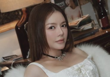 Nhã Kỳ tạo dáng bên trang sức kim cương hàng tỷ đồng