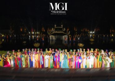 Thí sinh Miss Grand mặc áo tứ thân, nhảy sạp, xem show ‘Tinh hoa Bắc Bộ’ cùng 3000 khán giả 