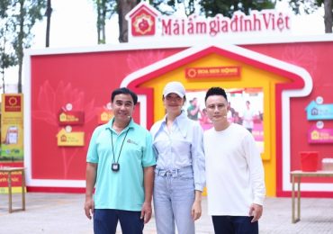 Á hậu Lệ Hằng bật khóc nghẹn ngào, tặng xe đạp cho trẻ mồ côi