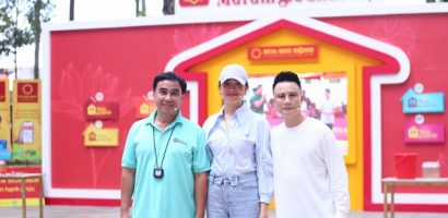 Á hậu Lệ Hằng bật khóc nghẹn ngào, tặng xe đạp cho trẻ mồ côi