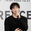 Mẹ BamBam (GOT7) sát cánh, liên tục vỗ tay cổ vũ con trai tại họp báo
