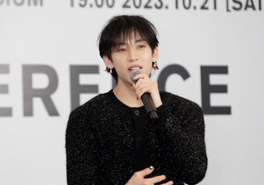 Mẹ BamBam (GOT7) sát cánh, liên tục vỗ tay cổ vũ con trai tại họp báo