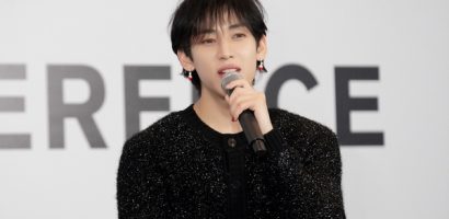 Mẹ BamBam (GOT7) sát cánh, liên tục vỗ tay cổ vũ con trai tại họp báo