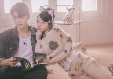 Phí Phương Anh ‘tung chiêu’ thả thính trai đẹp trong MV ‘Bịt mắt bắt anh’