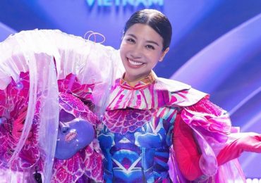 Sứa Thủy Tinh ‘hết khóc’ khi cởi mặt nạ lộ diện là ca sĩ Phượng Vũ
