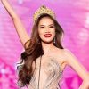 Lê Hoàng Phương đã tìm lại màu son đỏ, xuất hiện cực ấn tượng tại chương trình Xin chào Việt Nam 