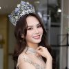 Hoa Hậu Mai Phương xúc động khi được tổ chức sinh nhật bất ngờ