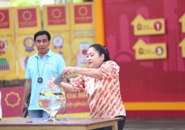 Tuổi thơ NSƯT Phượng Hằng từng làm xiếc, phóng xe qua cầu khỉ và lọt xuống sông