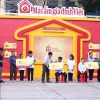 Kiều Linh và Thiên Vương bỏ tiền túi tặng trẻ em mồ côi