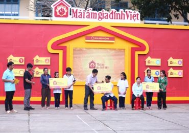 Kiều Linh và Thiên Vương bỏ tiền túi tặng trẻ em mồ côi