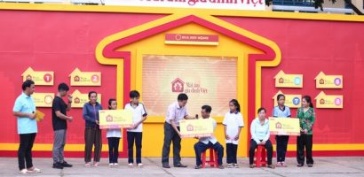 Kiều Linh và Thiên Vương bỏ tiền túi tặng trẻ em mồ côi