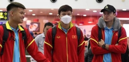 Đội tuyển Việt Nam đến sân bay dưới thời tiết lạnh, lên đường sang Philippines