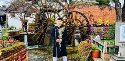 Đoan Trường ‘diện’ áo dài khám phá vẻ đẹp cổ kính tại chốn tiên cảnh Lệ Giang