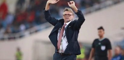 HLV Troussier tiết lộ lý do cay đắng phải thay người sớm, chê mặt sân Mỹ Đình