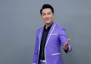 Nguyễn Phi Hùng xúc động khi được khán giả bán vé số tặng 500 ngàn đồng