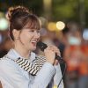 Hari Won biểu diễn ca khúc trong show truyền hình Hàn Quốc