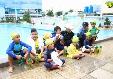 Chí Thiện – Ngọc Phước hồi hộp ‘nghẹt thở’ khi ‘bé bự’ thi bơi vượt chướng ngại vật
